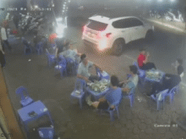 Video: Ô tô lùi thẳng vào quán nhậu khiến khách hoảng sợ, cú nhấn ga tiếp theo mới là đỉnh cao gây bức xúc