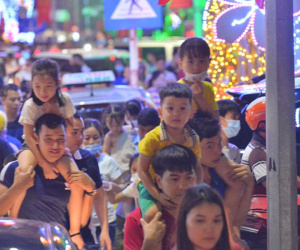 Ảnh: Phụ huynh mệt nhoài, trẻ em ngủ gật trên vòng tay cha mẹ sau khi xem pháo hoa ngày Giỗ Tổ Hùng Vương