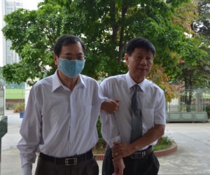Cựu Bộ trưởng Vũ Huy Hoàng đến sớm hầu tòa, luật sư phải dìu lên từng bậc thềm