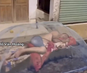 Dở khóc dở cười với hình ảnh người đàn ông chải chiếu, chụp màn ngủ ven đường, hỏi ra mới biết lý do 'nhà nào chẳng có'