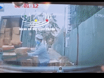 Video: Xe bồn lao thẳng vào 3 người đang bốc hàng bên đường, khoảnh khắc diệu kỳ đã xảy ra