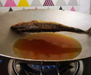 Tư thế 'tới chết vẫn ngoan cố của chú cá khiến dân mạng cười bể bụng, gia chủ bất lực đăng đàn Facebook