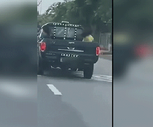 CSGT Hà Tĩnh lên tiếng vụ xe bán tải chở 3 cháu nhỏ sau thùng, chạy với tốc độ 90km/h