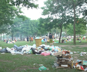 Sau 1 ngày nổi rần rần vì hàng nghìn người kéo nhau đi camping đầy thơ mộng, công viên Yên Sở đã 'biến hình' không khác nào vựa rác