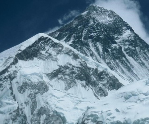 Đỉnh Everest cao nhất thế giới cũng đã có người mắc Covid-19