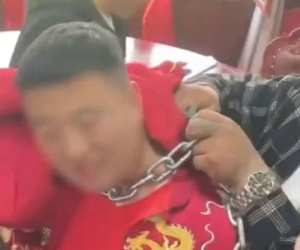 Chú rể bị bạn thân đeo xích sắt vào cổ rồi làm mất chìa khóa trong ngày cưới, gia đình phải lấy cưa máy ra giải cứu để còn động phòng