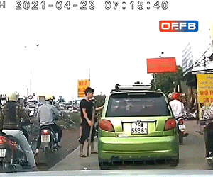 Clip: Nam thanh niên vác gậy đuổi, đập vỡ kính xe, đấm tài xế tới tấp ngay giữa đường
