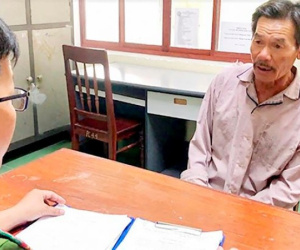 Đâm chết hàng xóm vì tội...đứng ngoài nhìn vào trong nhà