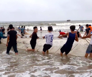 Hàng trăm người dùng lưới lớn tìm 3 học sinh đuối nước đang mất tích trên biển