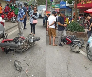 Vụ tai nạn liên hoàn nghiêm trọng trên phố Hà Nội: Xe bán tải đâm 3 ô tô, 2 xe máy
