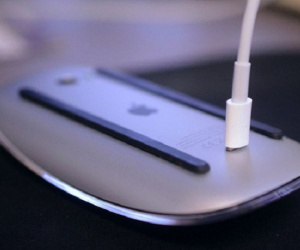 Sau hơn 5 năm, Apple vẫn không thay đổi cách sạc pin 'độc đáo' của Magic Mouse