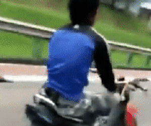 Video: Thanh niên 'ngồi thiền' thả hai tay khi lái xe máy gây bức xúc