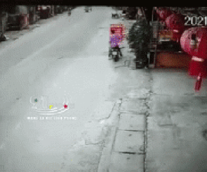Kinh hoàng ô tô dừng đột ngột khiến 2 nữ sinh đâm vào đuôi rồi bắn sang đường, bị xe khác cán trúng