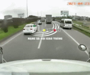 Clip: Kinh hoàng cảnh xe máy đâm bẹp dúm đuôi xe 16 chỗ trên cao tốc