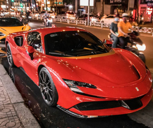 Ferrari SF90 Stradale đầu tiên Việt Nam của đại gia chơi lan Sài Gòn lần đầu lên phố, tụ tập cùng một loạt siêu xe tiếng tăm khác