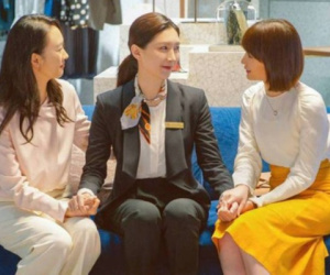 Cuối tuần rủ bạn về nhà chơi, cô đồng nghiệp cứ nhìn chằm chằm ảnh cưới của vợ chồng tôi rồi bỗng thốt ra một câu điếng người