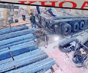 Phản xạ cứu người cực nhanh của thanh niên, xem đoạn clip mà 'rùng mình'