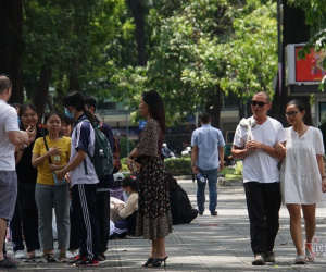 Nhiều người ở TP.HCM lơ là đeo khẩu trang phòng dịch nơi công cộng