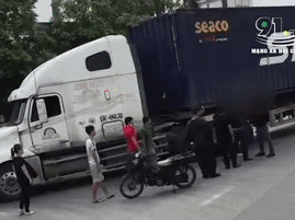 Clip: Thoát chết sau va chạm với container, thanh niên đi xe máy hành hung luôn tài xế
