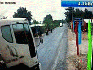 Lấn làn vượt xe máy, cú nhấn ga sai lầm của tài xế khiến container lao thẳng vào nhà dân