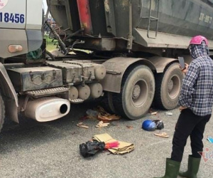 Xe máy bị cuốn vào gầm xe tải, 2 mẹ con tử vong ở Nghệ An