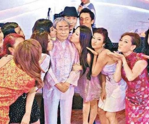 Đại gia phong lưu bậc nhất Hong Kong: Có hàng nghìn bạn tình, 200 bạn gái, 80 tuổi vẫn cặp với gái trẻ nhưng khi chết chẳng ai đến viếng