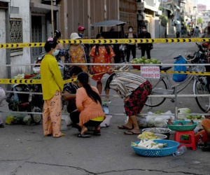 Campuchia 'đóng băng': Dân lao động ăn cơm chan nước tương; cảnh sát cầm dùi cui tuần tra liên tục