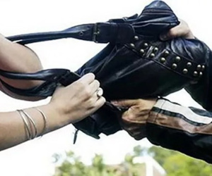 Đang giao dịch, nữ thương lái bất ngờ bị xịt hơi cay, cướp 380 triệu đồng