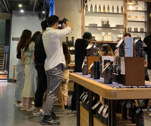 Xôn xao việc khách hàng phản ánh nhân viên và 'cựu nhân viên' của Starbucks hà hơi vào bình pha cà phê, mở tiệc trên bàn của khách rồi về bình luận mắng khách kịch liệt?