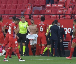 Trọng tài La Liga gây tranh cãi khi bắt cầu thủ trở lại sân đá bù thêm 1 phút