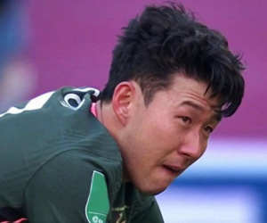 Son Heung-min khóc nức nở sau trận thua Man City ở chung kết Cup Liên đoàn Anh