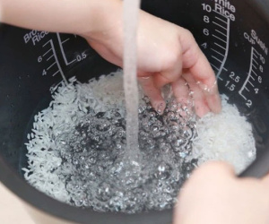 Vo gạo bằng lòng nồi cơm điện gây xước, hỏng lớp phủ, gây hại sức khỏe? Đây là câu trả lời của nhà sản xuất