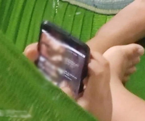 Em trai mượn điện thoại nhưng không chịu bật âm thanh, người anh sinh nghi rồi phát hiện sự thật chết lặng