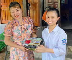 Nhặt được bọc tiền vàng trị giá gần nửa tỷ đồng, nữ sinh đứng giữa đường chờ người trả lại