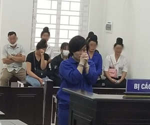 Nhét 1 bánh heroin trong túi áo ngực, người phụ nữ bật khóc khi bị tuyên tử hình