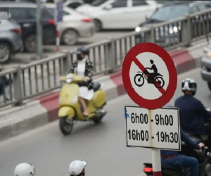 Ảnh: Mặc kệ biển cấm, hàng trăm xe máy nối đuôi nhau đi lên cầu vượt ở Thủ đô