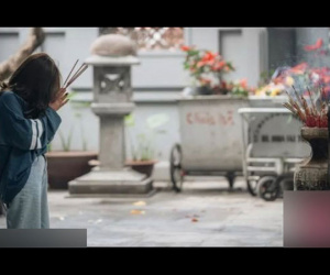 Đi tham quan chùa Hà để chuẩn bị sắm đồ làm lễ, cô gái trẻ vừa ra khỏi chùa đã gặp được ý chung nhân: 'Đúng gu của mình luôn!'
