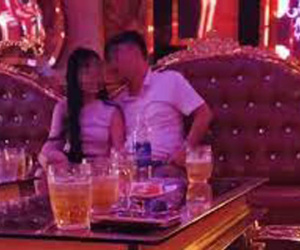 Đang dập dìu cùng 'tay vịn' ở quán karaoke, chàng trai muối mặt khi bắt gặp ngay mẹ vợ tương lai, cư dân mạng: 'Thế rồi từ nay người yêu sẽ thành người yêu cũ nhé!'