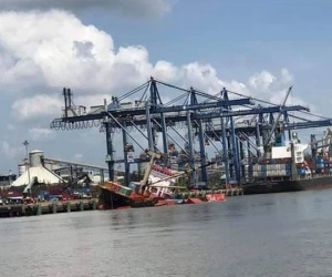 Xác định nguyên nhân tàu lật nghiêng, 18 container rơi xuống sông ở TP.HCM