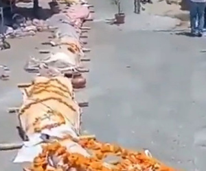 Video: Thi thể xếp hàng dài chờ đưa đi hỏa táng ở Ấn Độ