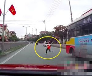 Video: Nữ sinh lấp ló sau chiếc xe buýt rồi bất ngờ băng qua đường, cảnh tượng sau đó khiến ai nấy hãi hùng