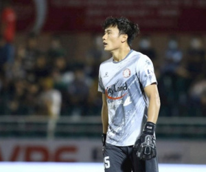 'Bùi Tiến Dũng lao ra mà lại đứng thẳng lưng; lỗi lặp lại như bệnh mãn tính, rất khó sửa'