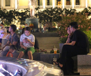 Nhiều người dân ở TPHCM kéo khẩu trang xuống dưới mũi, thản nhiên tụ tập, ăn uống