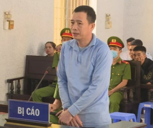 Thấy 'vợ hờ' ôm nhau với người khác trên giường, 'chồng hờ' chém cả 2 thương vong