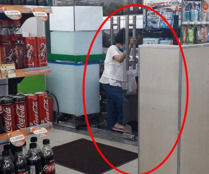 Người phụ nữ khuyết tật và hành động bất ngờ ở cửa siêu thị khiến tất cả đều trầm trồ cảm thán