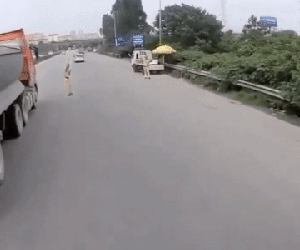 CLIP: Container bất chấp 'thông chốt' khi được CSGT yêu cầu dừng xe, hành động sau đó của tài xế càng gây phẫn nộ