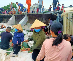 Hàng chục người dân lội bùn gom 30 tấn dưa hấu bán giúp tài xế