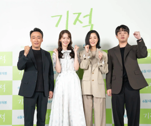 Yoona diện váy bánh bèo xinh ngất nhưng vẫn bị 'giật spotlight' bởi mỹ nhân cá tính bên cạnh