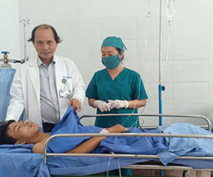 Xúc động chuyện thầy cô và bạn bè cứu nam sinh gặp nạn: 'Bác sĩ cứ mổ đi, tôi đảm bảo máu không thiếu'