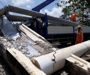 Cần cẩu xe tải kéo sập cổng chào, tài xế nguy kịch